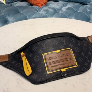 Replica Louis Vuitton M45220 LV Discovery bumbag in Monogram Eclipse canvas