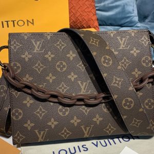 Replica Louis Vuitton M47542 LV toiletry pouch 26 with Chain in Monogram canvas