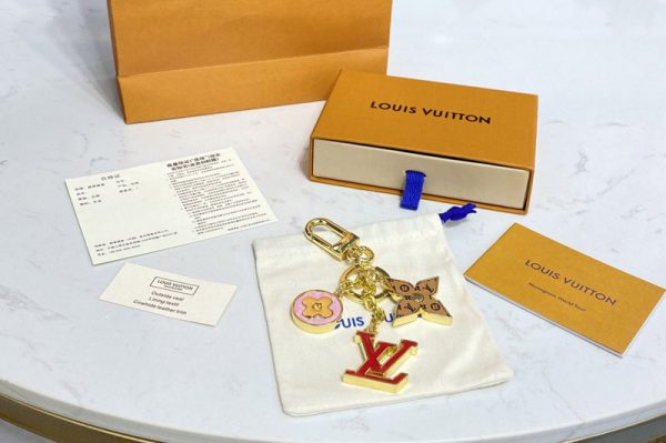 Replica Louis Vuitton M00556 LV Spring Street bag charm and key holder