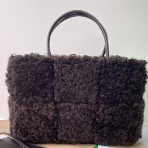 Replica Bottega Veneta 609175 Arco tote Bag in Fondant Shearling