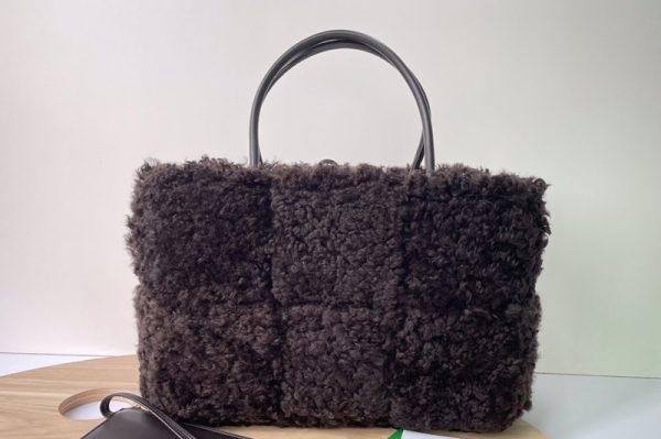 Replica Bottega Veneta 609175 Arco tote Bag in Fondant Shearling