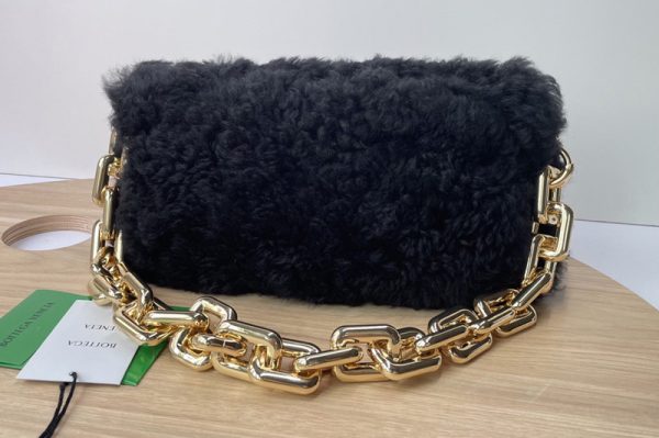 Replica Bottega Veneta 620230 Chain pouch in Black Shearling