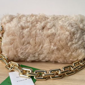 Replica Bottega Veneta 620230 Chain pouch in Beige Shearling