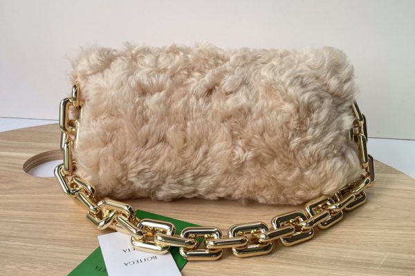 Replica Bottega Veneta 620230 Chain pouch in Beige Shearling