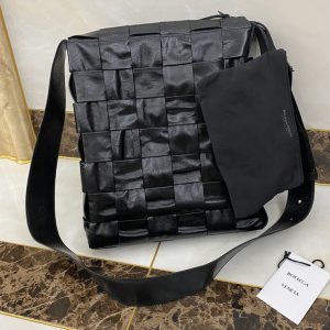 Replica Bottega Veneta 651480 Men Cassette Messenger bag in Black Intrecciato Paper Calf leather