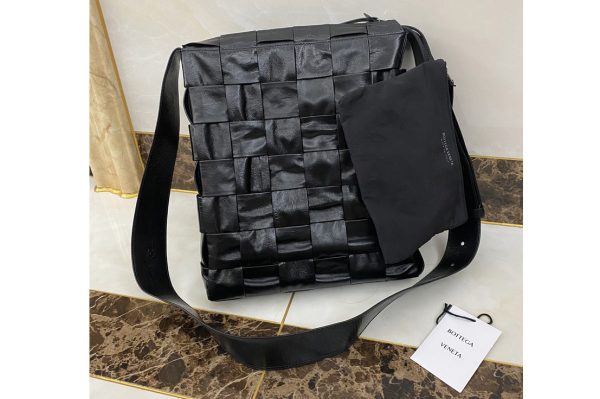 Replica Bottega Veneta 651480 Men Cassette Messenger bag in Black Intrecciato Paper Calf leather