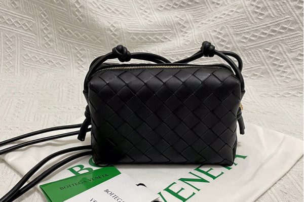 Replica Bottega Veneta 666683 Loop cross-body mini bag in Black Intrecciato leather