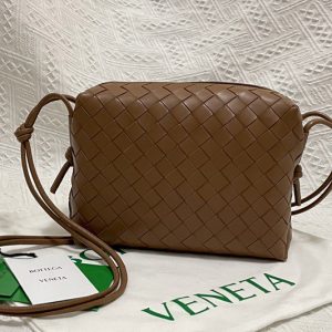 Replica Bottega Veneta 666689 Loop cross-body mini bag in Brown Intreccio leather