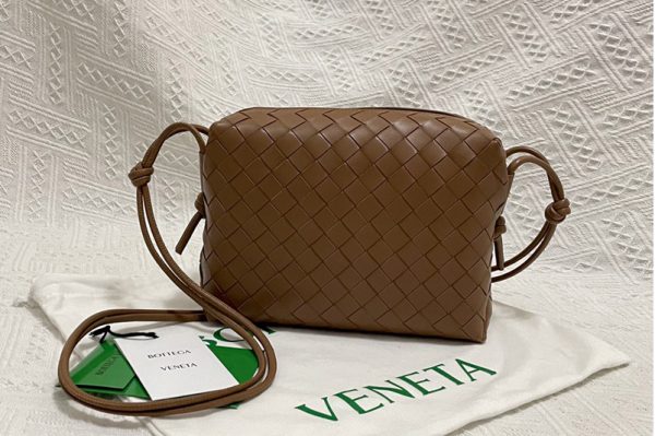 Replica Bottega Veneta 666689 Loop cross-body mini bag in Brown Intreccio leather