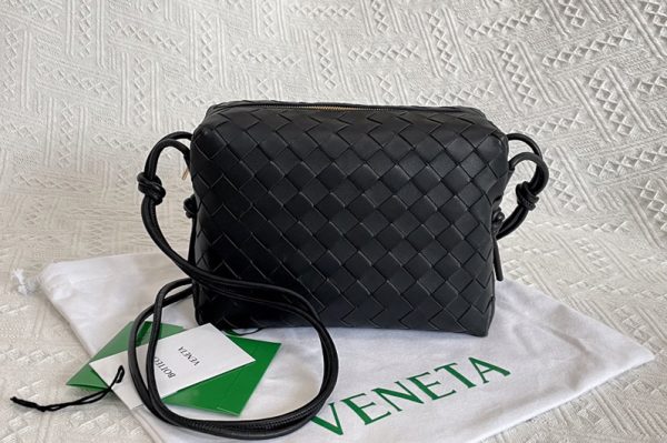 Replica Bottega Veneta 666689 Loop cross-body mini bag in Black Intreccio leather