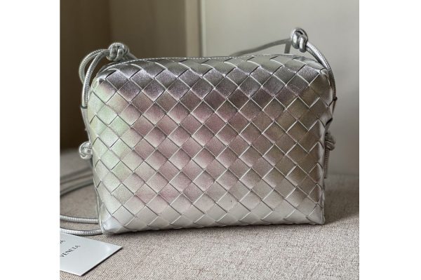 Replica Bottega Veneta 666689 Loop cross-body mini bag in Silver Intrecciato leather