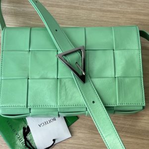 Replica Bottega Veneta 667298 Cassette cross-body bag in Green Intreccio leather