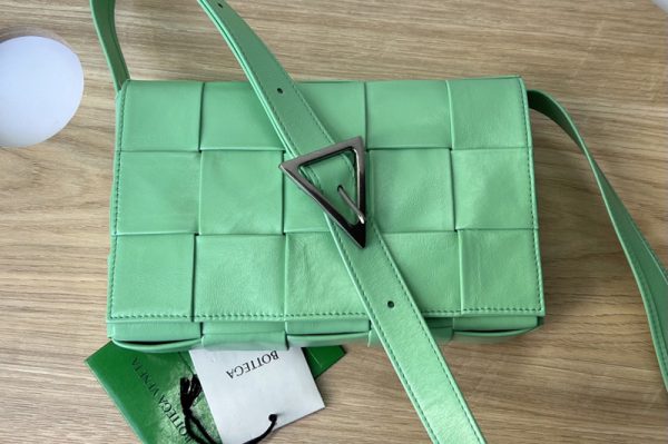 Replica Bottega Veneta 667298 Cassette cross-body bag in Green Intreccio leather