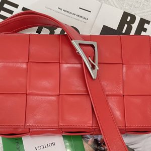 Replica Bottega Veneta 667298 Cassette cross-body bag in Red Intreccio leather