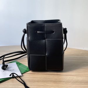 Replica Bottega Veneta 680217 Cassette Mini intreccio leather cross-body bucket bag in Black Leather