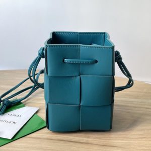 Replica Bottega Veneta 680217 Cassette Mini intreccio leather cross-body bucket bag in Blue Leather