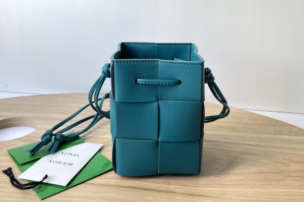 Replica Bottega Veneta 680217 Cassette Mini intreccio leather cross-body bucket bag in Blue Leather