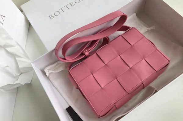 Replica Bottega Veneta 578004 BV Cassette Crossbody bag In Pink Lambskin Leather