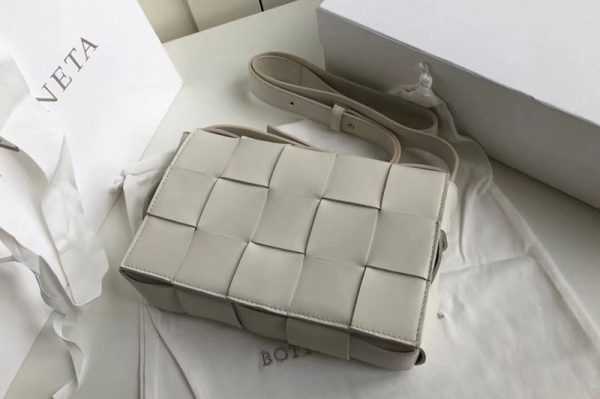 Replica Bottega Veneta 578004 BV Cassette Crossbody bag In White Lambskin Leather