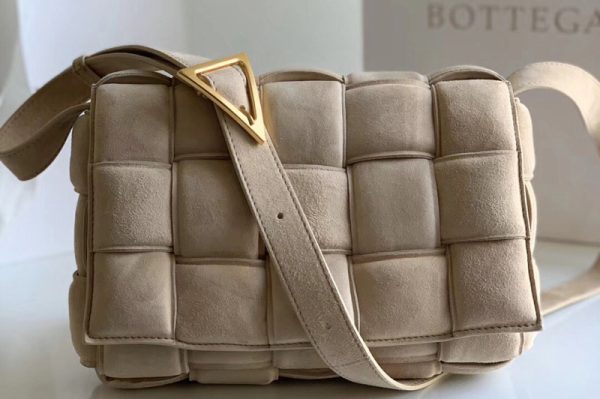 Replica Bottega Veneta 591970 padded cassette bag in Beige Suede Leather