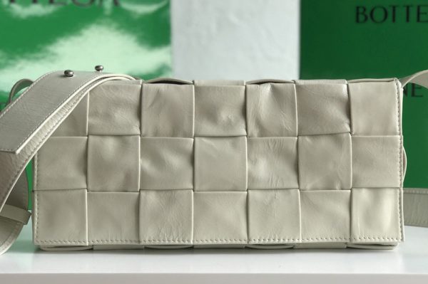 Replica Bottega Veneta 629068 Stretch Cassette Crossbody bag in White Paper Calf leather