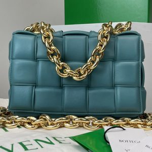 Replica Bottega Veneta 631421 The Chain Cassette bag in maxi Blue Intrecciato Nappa leather With Gold Chain