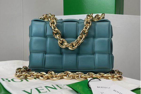 Replica Bottega Veneta 631421 The Chain Cassette bag in maxi Blue Intrecciato Nappa leather With Gold Chain