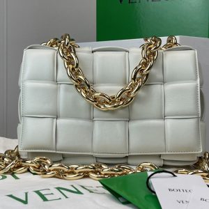 Replica Bottega Veneta 631421 The Chain Cassette bag in maxi White Intrecciato Nappa leather With Gold Chain