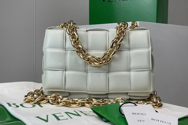 Replica Bottega Veneta 631421 The Chain Cassette bag in maxi White Intrecciato Nappa leather With Gold Chain