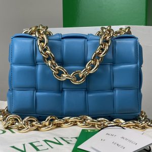 Replica Bottega Veneta 631421 The Chain Cassette bag in maxi Blue Intrecciato Nappa leather With Gold Chain