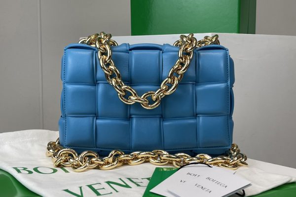 Replica Bottega Veneta 631421 The Chain Cassette bag in maxi Blue Intrecciato Nappa leather With Gold Chain