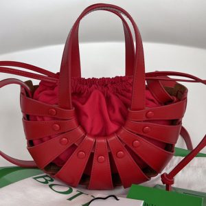 Replica Bottega Veneta 651819 Shell Cut out shoulder bag in Red French Calf Leather