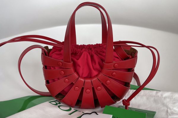 Replica Bottega Veneta 651819 Shell Cut out shoulder bag in Red French Calf Leather