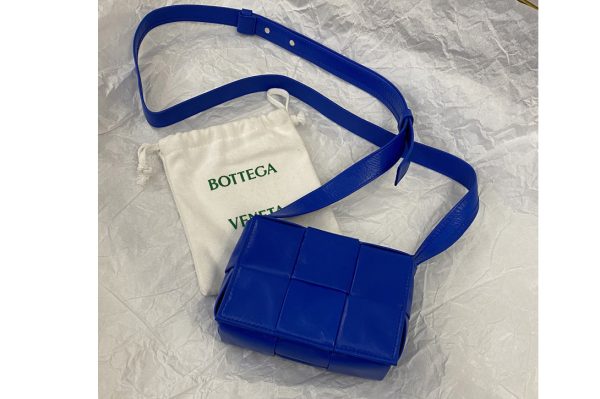 Replica Bottega Veneta 667048 Cassette mini bag in Cobalt Intreccio leather