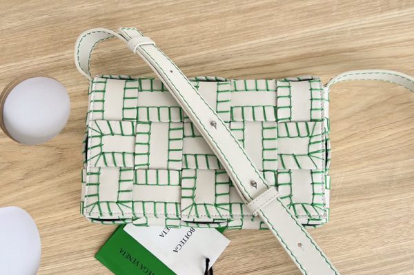 Replica Bottega Veneta 691400 Cassette Intreccio leather cross-body bag in White/Green Leather