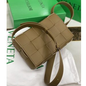 Replica Bottega Veneta 578004 Cassette cross-body bag in Khaki double-face maxi weave