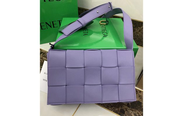 Replica Bottega Veneta 578004 Cassette cross-body bag in Purple double-face maxi weave