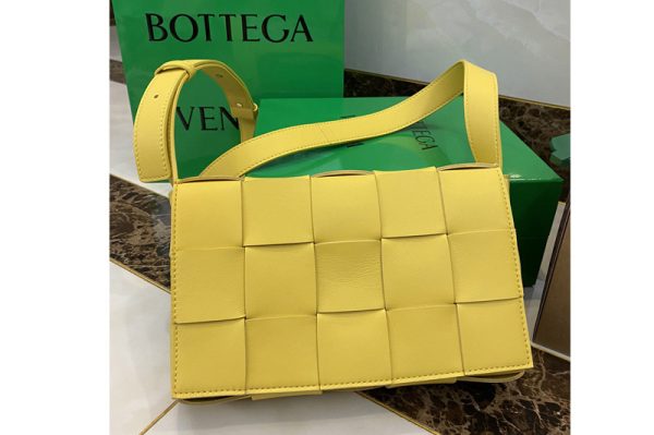 Replica Bottega Veneta 578004 Cassette cross-body bag in Buttercup double-face maxi weave