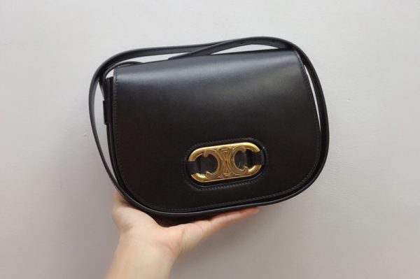 Replica Celine 193043 medium maillon triomphe Bag in Black natural calfskin Leather