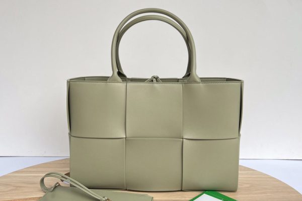 Replica Bottega Veneta 609175 Medium Arco Tote bag in Travertine intrecciato leather