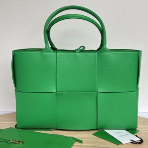 Replica Bottega Veneta 609175 Medium Arco Tote bag in Parakeet intrecciato leather