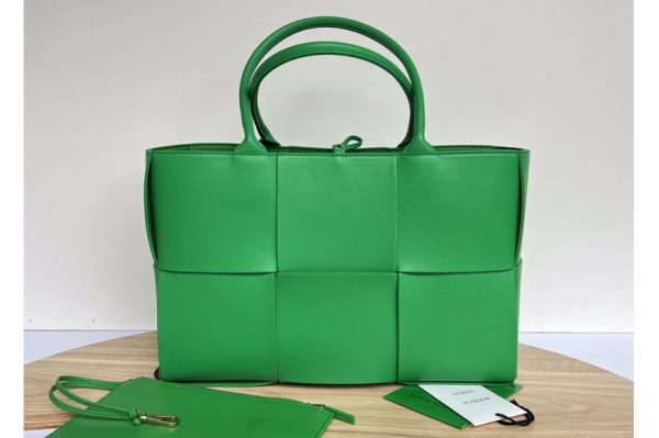 Replica Bottega Veneta 609175 Medium Arco Tote bag in Parakeet intrecciato leather