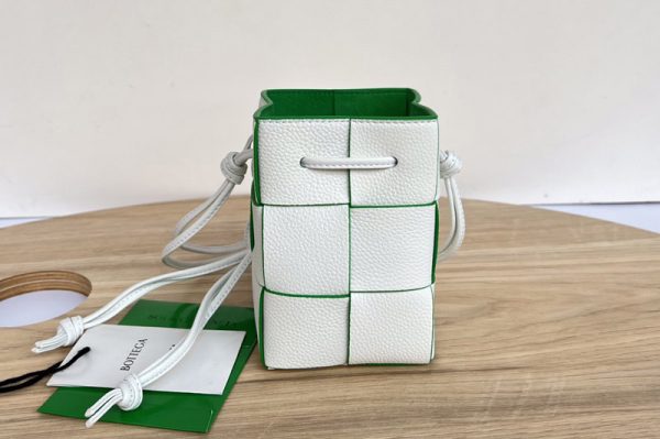 Replica Bottega Veneta 680217 Mini Cassette bucket bag in White/Green Leather