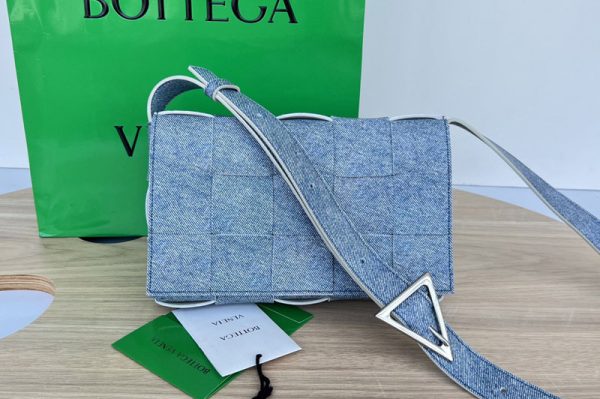 Replica Bottega Veneta 578004 Cassette cross-body bag in Blue Denim Leather