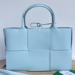 Replica Bottega Veneta 609175 Medium Arco Tote bag in Blue intrecciato leather