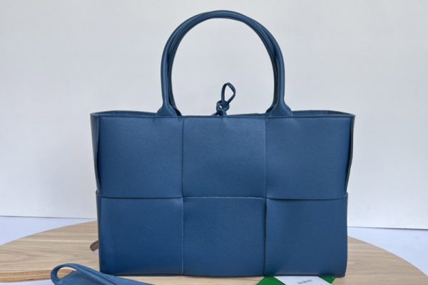 Replica Bottega Veneta 652867 Arco Mini tote bag in Blue Intrecciato Nappa leather