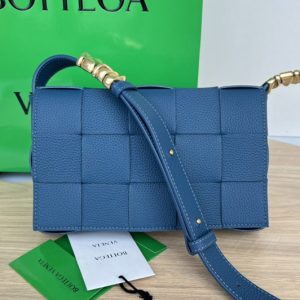 Replica Bottega Veneta 666870 Cassette cross-body bag in Blue Intreccio leather