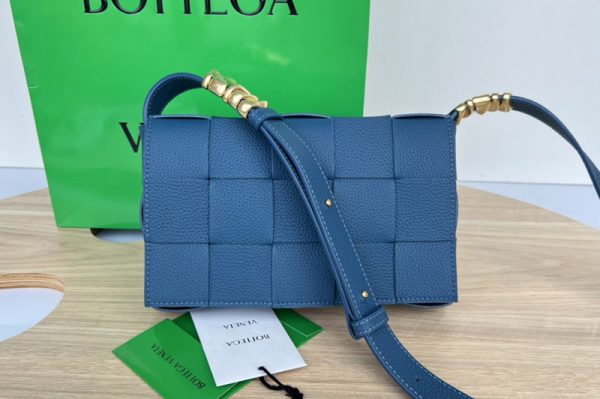 Replica Bottega Veneta 666870 Cassette cross-body bag in Blue Intreccio leather