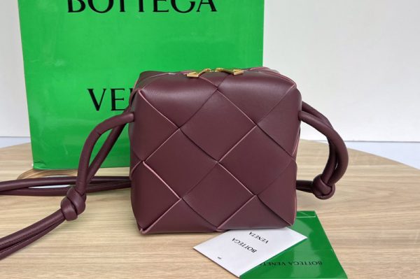 Replica Bottega Veneta 701915 Mini Cassette Camera Bag in Bordeaux intreccio leather