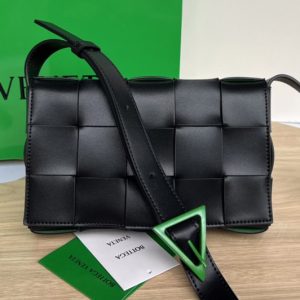 Replica Bottega Veneta 708768 Medium cross-body bag in Black/Green intreccio leather